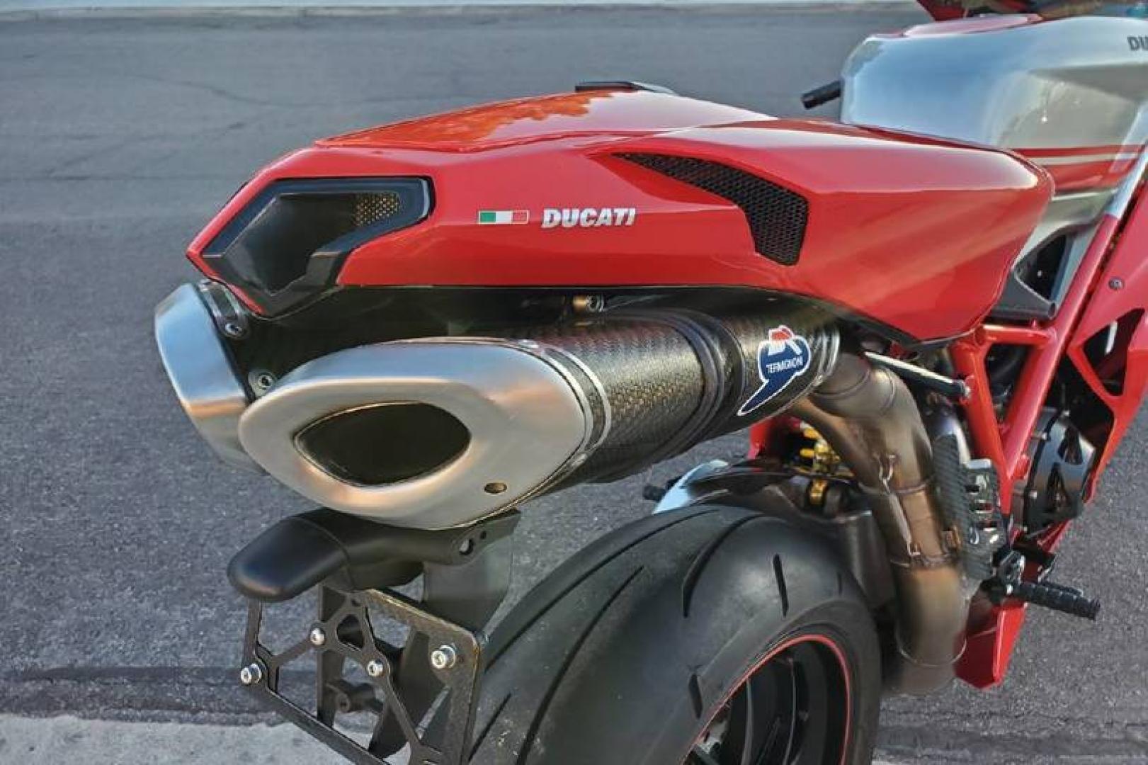 2008 Ducati 1099 S S (ZDM1XBEW18B) with an 1,098 cc L twin engine, Six-Speed Dry Clutch transmission, located at 1313 Las Vegas Blvd, North Port, FL, 34286, (888) 750-6845, 36.002834, -115.201302 - The Ducati 1098S boasts some gorgeous bodywork and slick design cues, but its real masterpiece lies beneath those pretty plastic panels. Underneath is a tubular steel trellis frame optimized for stiffness, and an L-twin engine produces 160 horsepower and 90.4 lb-ft of torque, routing exhaust fumes t - Photo#10