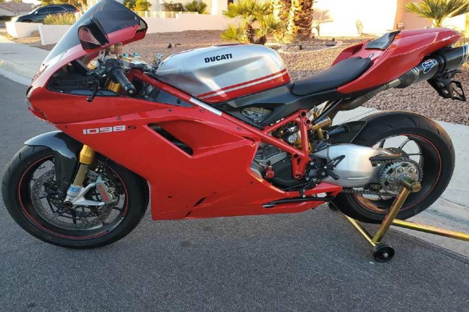 2008 Ducati 1099 S S (ZDM1XBEW18B) with an 1,098 cc L twin engine, Six-Speed Dry Clutch transmission, located at 1313 Las Vegas Blvd, North Port, FL, 34286, (888) 750-6845, 36.002834, -115.201302 - The Ducati 1098S boasts some gorgeous bodywork and slick design cues, but its real masterpiece lies beneath those pretty plastic panels. Underneath is a tubular steel trellis frame optimized for stiffness, and an L-twin engine produces 160 horsepower and 90.4 lb-ft of torque, routing exhaust fumes t - Photo#0