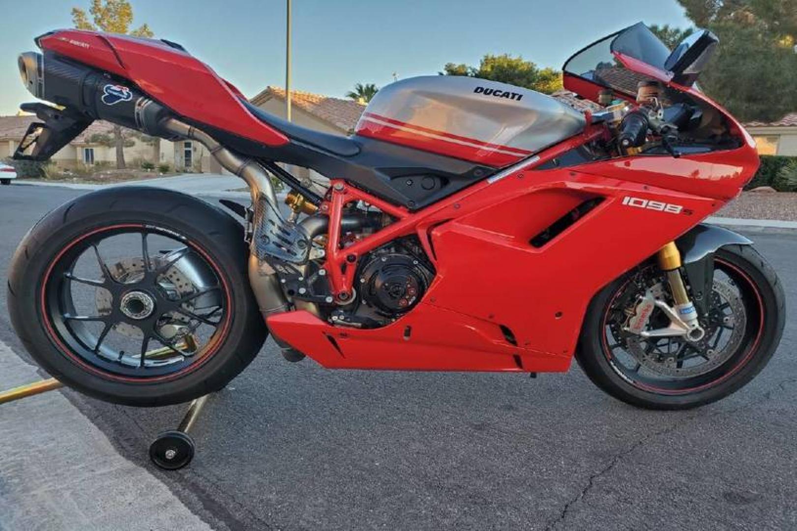 2008 Ducati 1099 S S (ZDM1XBEW18B) with an 1,098 cc L twin engine, Six-Speed Dry Clutch transmission, located at 1313 Las Vegas Blvd, North Port, FL, 34286, (888) 750-6845, 36.002834, -115.201302 - The Ducati 1098S boasts some gorgeous bodywork and slick design cues, but its real masterpiece lies beneath those pretty plastic panels. Underneath is a tubular steel trellis frame optimized for stiffness, and an L-twin engine produces 160 horsepower and 90.4 lb-ft of torque, routing exhaust fumes t - Photo#2